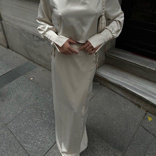 Top court satiné avec dos nu